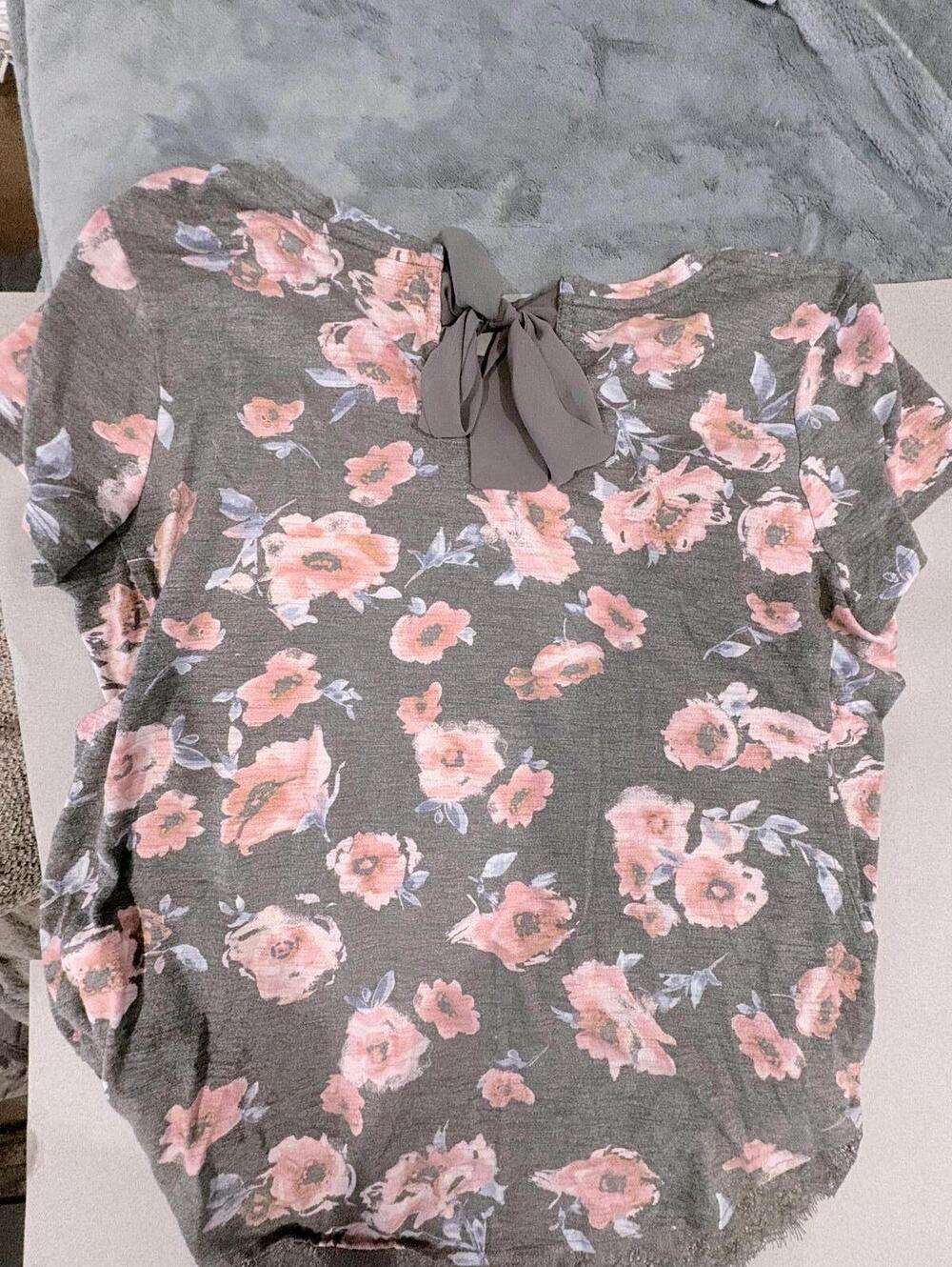 LC Lauren Conrad Gray Floral Print Short Sleeve Top with Lace Hem and Back Tie - Picture 7 of 11